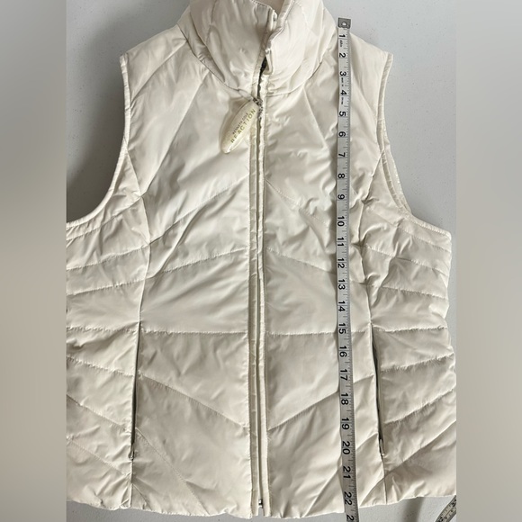 Woman's Kenneth Cole Reaction Down/Feather
Body warmer. Puffer Vest Ivory Sz M - Picture 6 of 13
